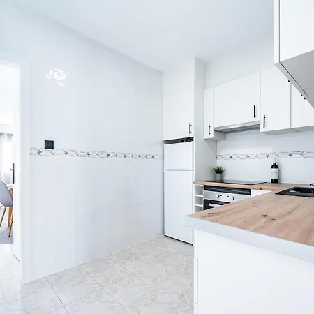Renovated Townhouse - Rooftop, Garden & Stunning Views בית נופש