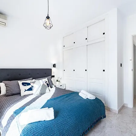 בית נופש Renovated Townhouse - Rooftop, Garden & Stunning Views *