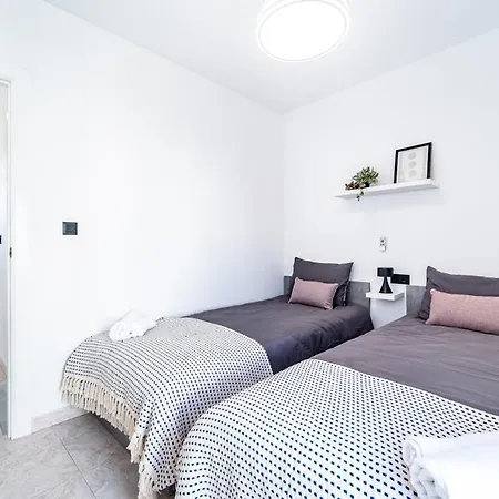 בית נופש Renovated Townhouse - Rooftop, Garden & Stunning Views