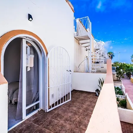 Renovated Townhouse - Rooftop, Garden & Stunning Views בית נופש אליקאנטה