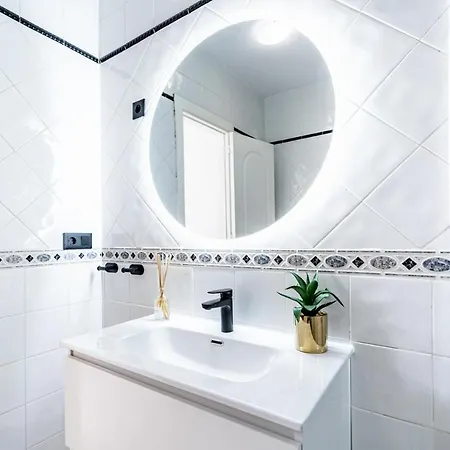 Vakantiehuis Renovated Townhouse - Rooftop, Garden & Stunning Views