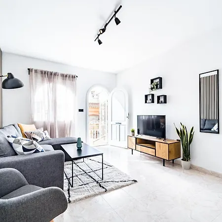 בית נופש Renovated Townhouse - Rooftop, Garden & Stunning Views