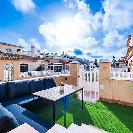 Vakantiehuis Renovated Townhouse - Rooftop, Garden & Stunning Views Alicante