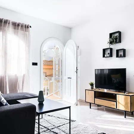 Renovated Townhouse - Rooftop, Garden & Stunning Views בית נופש *