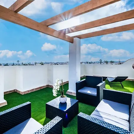 Renovated Townhouse - Rooftop, Garden & Stunning Views Vakantiehuis *