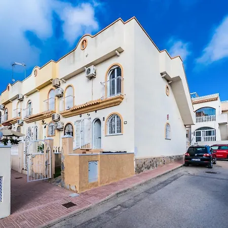 בית נופש Renovated Townhouse - Rooftop, Garden & Stunning Views אליקאנטה