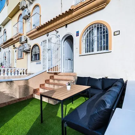 בית נופש Renovated Townhouse - Rooftop, Garden & Stunning Views אליקאנטה