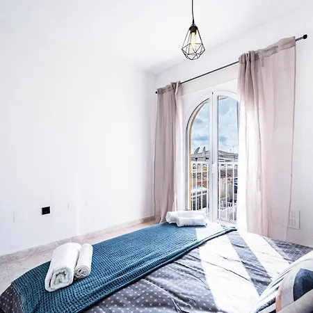 Renovated Townhouse - Rooftop, Garden & Stunning Views Vakantiehuis *